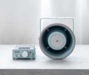 同社の金属製ホーン型スピーカーとアンプのセット。製品の色は「船舶ブルー」が人気だという