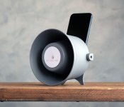 同社のスマホ用無電源スピーカー。背面のくぼみにスマホを入れると、音量が約３倍になり、ノスタルジックな音に増幅される