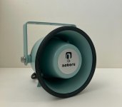 同社が長年、製造している船舶用スピーカー。拡声器オーディオで人気の船舶ブルーはこの色が由来