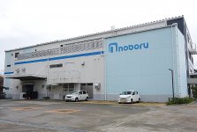 枚方市にあるノボル電機本社。隣接する交野市（かたのし）との境に位置し、周囲は高速道路や工場が立ち並ぶ一角にある
