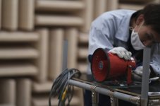 同社工場で組み立てられる業務用スピーカー。80年の歴史によって培われた技術が拡声器オーディオにも生かされている