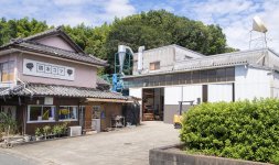 九州自動車道の広川ICより車で約10分の距離にある隈本木工所。工場の屋根の大きな独楽のオブジェが目印