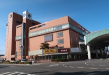 正面玄関前にある大屋根「バード・ハット」でも、さまざまなイベントを開催している