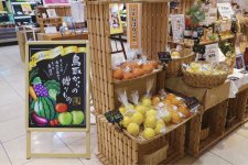 地下１階の食品売り場には、鳥取産の食品をそろえたコーナーもある