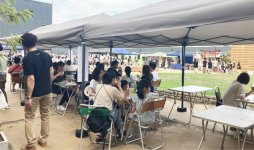 屋上にはステージもあり、そこで行われるイベントを楽しみにしている人も多い