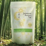 粉砕、焙煎した竹の稈を不織布のティーバッグに詰めている