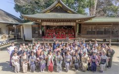 神楽殿に展示してあるひな飾り前で撮影