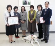 感謝状を手に、盲導犬を囲んで記念撮影