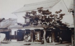 明治のころの店舗。「瀬野屋」は本家の呉服店の屋号から取っている