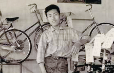 若き日の瀬尾正忠さん。笑顔の奥に、自転車を通じて人を支える商いの心がある