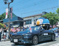 公式パレードで多くの来場者にお披露目