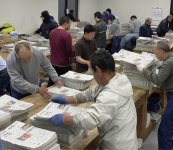 新聞配達の準備をするスタッフ。彼らの配達スキルが同社の強み