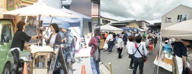 同社本社前で開催される「SEYAマルシェ」には物販やキッチンカーなど最大25店舗が並び、大勢の人でにぎわう