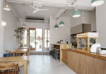 「KEYHOLE」店内。家具類はリラックスを誘うアンティークで統一されており、居心地の良い空間となっている