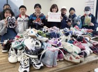 社会貢献活動として行われている「世界の子どもたちに靴を贈ろう！」ではオリジナルチラシの呼びかけで多くの靴が集まる