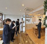 朝礼や夕礼を通じて、意見や提案、仲間の良いところなどを伝え、チームの結束を高めている