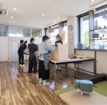 社内でDIYに取り組む女性社員