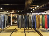 町家を改装した同社店舗にディスプレーされた「MONPE」