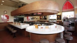 店舗はTPOを選ばない居心地の良さに配慮。日本語印字のない洋画ポスターの演出は、三代目から踏襲している