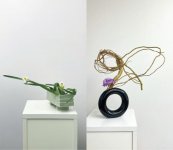 井上千聖さんによるいけばな
(左) 水仙をいけた作品。柔らかな線の流れを意識し、水仙に動きをつけて構成
(右) ドラゴンうんりゅう柳とトルコキキョウをいけた作品。器の形を手掛かりに、全体のバランスを探りながら制作