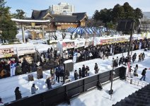 雪の中でも人気の雑煮には長蛇の列ができる
