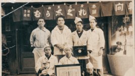 旧店舗で。後列左から２番目が四代目、前列右が子どもの頃の向井会長
