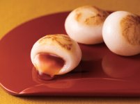 焦げ目をつけた団子の中に甘辛いしょうゆだれを包んだ「元祖大阪みたらしだんご」