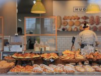 本社近くにある「HUG BAKERY」では、焼きたてが常に並ぶよう、厨房で少量ずつ焼き上げている