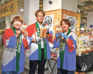 店頭で事業者らが各店自慢の逸品をアピールした