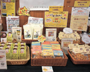 クッキーやコメなど加茂オリジナル推奨品が並ぶ
