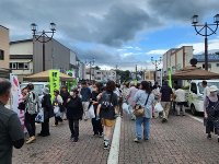 町内外から多くの人が訪れる軽トラック市