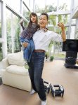 「運動することで、体も心も強く大きくなります。筋肉はいくつになっても〝鍛え放題〟です」（次女のエマちゃんと）