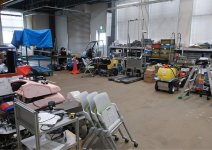 作業場では、さまざまなロボットが開発されるのを待っている