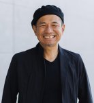 安藤 竜二（あんどう・りゅうじ）
叩き上げブランディングプロデューサー
株式会社DDR代表取締役

1971年愛知県岡崎市生まれ。高校卒業後、ロックスターを夢見て上京するが挫折。93年、岡崎の老舗材木会社に入社。作業員からスタートし営業マンを経て商品企画、ブランドづくりを実践から学び、社内ベンチャーで家具ブランドを立ち上げる。2006年、元気創造集団「株式会社DDR」を設立し「叩き上げブランディング術」を創造。各地商工会議所のセミナーなどで人気を博す。著書には「地元の逸品を世界に売り出す仕掛け方」（ダイヤモンド社）、「安藤竜二ブランドテキスト」（スモールサン出版）、「ブランド道」（三恵社）など多数