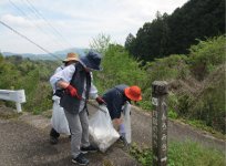 空き缶やタバコの吸い殻などのごみを回収