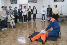 訓練用の人形を用いて説明