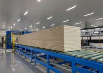 同社木更津プラントで製造される断熱パネル。連続式で製造され、国内有数の分厚いパネルができる