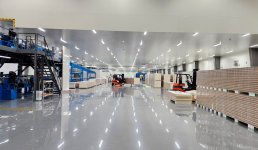 木更津プラントの工場内。巨大な工場だが、連続式は材料を投入すれば自動製造のため、少人数で稼働できる