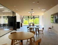 木更津プラント内の社員用オープンスペース。ガラス張りで、周囲の緑が見える癒やし空間