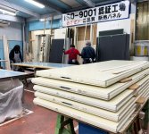 川崎本社の工場内。従来のバッチ式でコンビニ冷蔵庫や小規模製品を担う