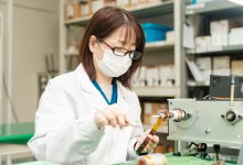 同社は設計から製造までワンストップ。国内工場では宇宙関連など品質重視で少量のものを製造