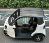 屋根にカルコパイライト太陽電池を装着した小型EV