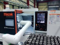 旋盤と協働ロボットを組み合わせた加工設備。自動化できる工程をロボットが担い、人の負担を減らしながら生産性を高める
