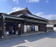 敷地は奥に長く、中庭を囲む全５棟は国の登録有形文化財に指定されている