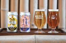 「油伝麦酒」は、季節限定を含めて年間10種を展開。市内のデザイナー・清水将司さんのポップなデザインと、小池さんのネーミングセンスが光る
