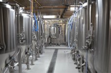 300ℓタンクがずらり。歴史的建造物に最新設備という、内外のギャップにも注目が集まる