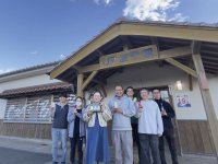 ブルワリーのある波子駅舎と同社従業員