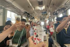 益田駅から波子駅まで約50㎞を走るビール＆日本酒列車の旅企画に参加した乗客たち