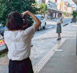 屋外での撮影も行われた