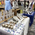 きれいに並べられた食品の販売ブース